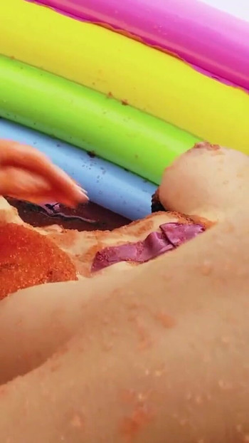 Két szexi leszbikus gurul a sármedencében, és lágy BDSM-akciót folytatnak | Klip 2