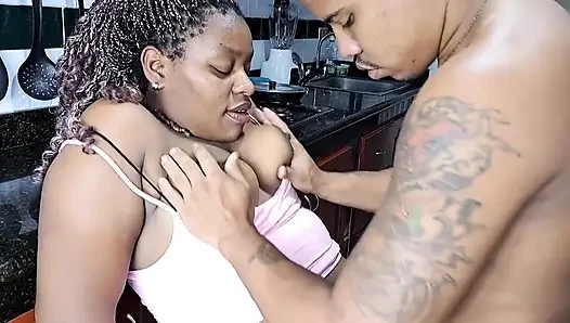 Aku Memasukkan Lidahku Ke Vaginanya Dan Kemudian Aku Menidurinya