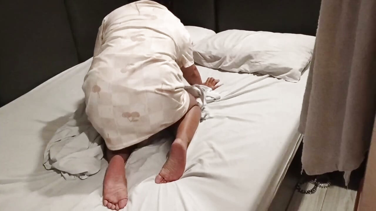 20 Year old Pinay wants to get fucked while cleaning