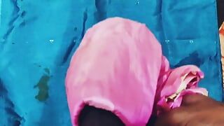 Branlette en satin - sperme sur un sari - costume rose soyeux en satin frottant sur la tête de bite (87)