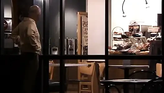 Asiatisches hottie spreizt ihre beine, damit opa ihre gepiercte möse ficken kann
