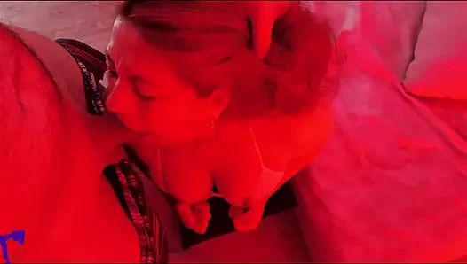 Kırmızı Işıklı Azgın Latin Orta Yaşlı Seksi Kadın Yarağa Tükürüyor, Taşak Emiyor, Elle Muamele Çekiyor Ve Yüzüne Boşalma