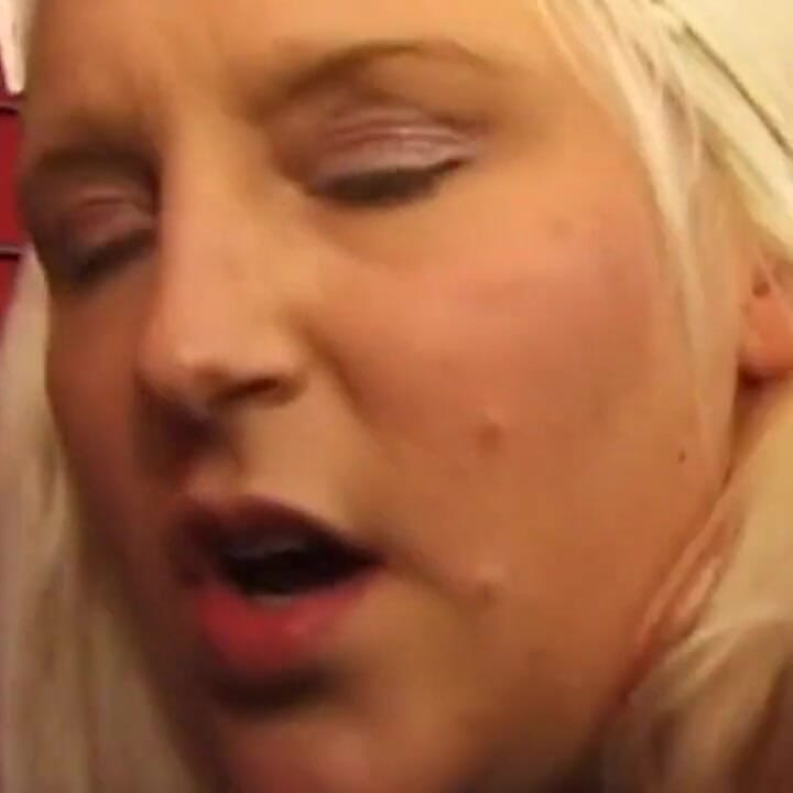 Une infirmière MILF blonde se fait défoncer par un étalon masqué