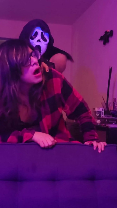Ghostface nerd bir femboyu sert sikiyor | Bölüm 1