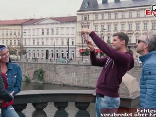 Chicas cachondas alemanas recogen a un chico en público y se lo follan en casa