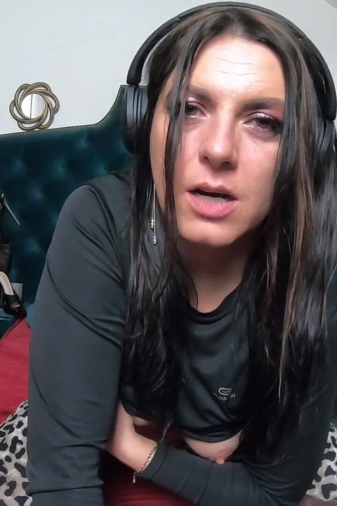 ملابس منزلية وموسيقى واستمناء ناعم