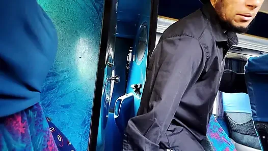 Pendler-Wunsch: Reife latina-MILF holt einen Fremden im Bus für eine unvergessliche Begegnung ab