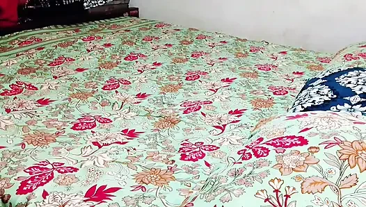 Barsaat ke mausam mein chute lagwane ka Apne maja hai barsat ke mausam mein gand Marne ka apna Maja