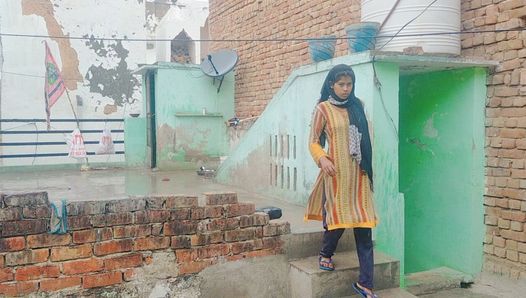Junges Mädchen kam, um in der Regenzeit mit vollem Hindi-Audio um Hilfe zu bitten