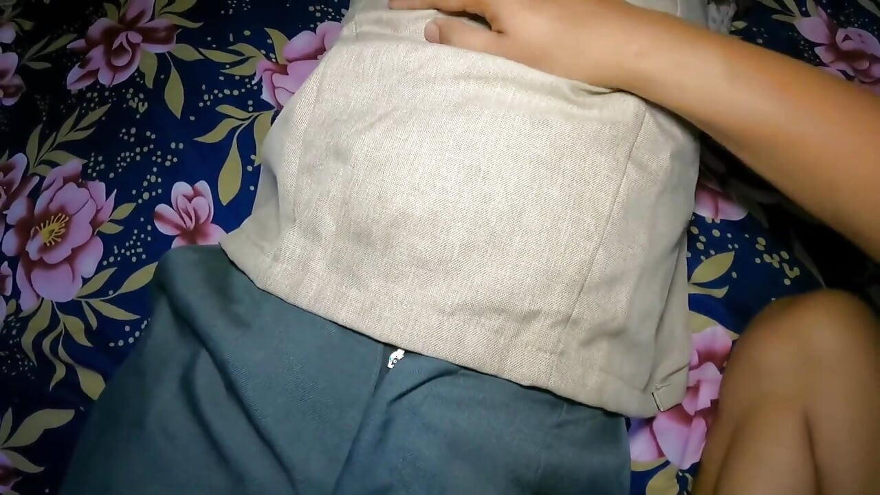 המורה אלה ממש נהנית לקבל זרע בפנים