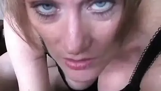 Грязная глотательница спермы Melanie в любительском видео