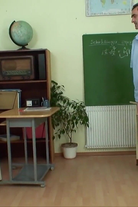 Gelukkige professor neukt met een sexy hete blondine met kleine tieten en een heet strak geschoren poesje