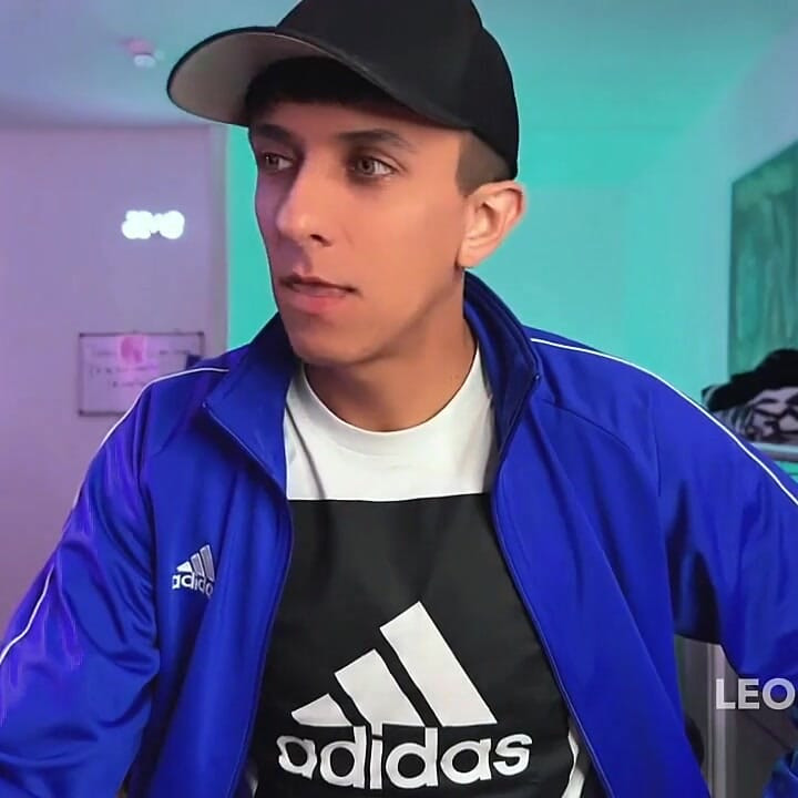Leo Latte Lets Viewers Control the Toy in His Ass While He Strokes a Fleshlight