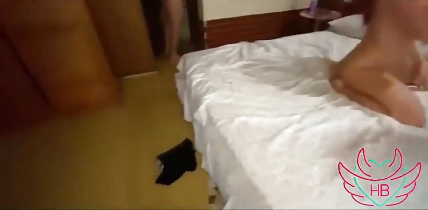 Aku dan temanku ngentot tetanggaku yang nakal tepat di depan istrinya.