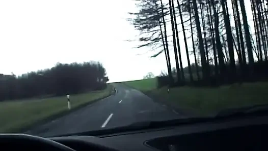 Rasiertes kopf-schätzchen spreizt gepiercte muschi, tropfende sahne