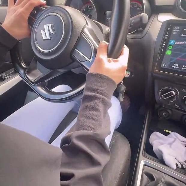Mi amante juega con los pies en los pedales de su auto
