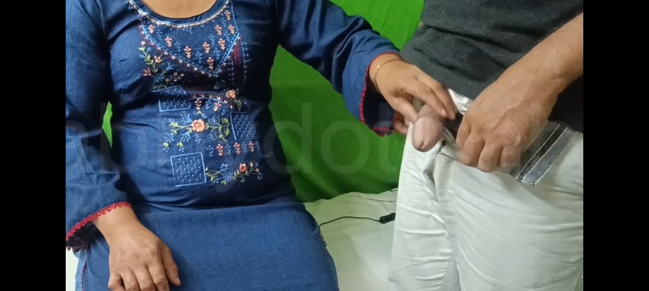 عمة ساخنة تمارس الجنس مع جارتها الأصغر سنا مقطورة