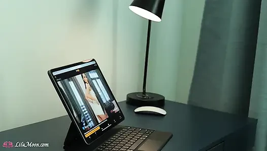 Cewek ini lagi asik masturbasi sambil nonton film porno sambil orgasme