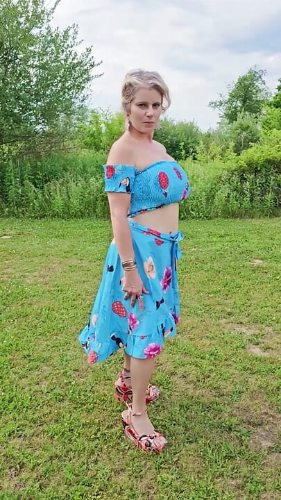 Real TOPLESS MOMMY Outside Mature MILF BIG TIT in the Sunshine