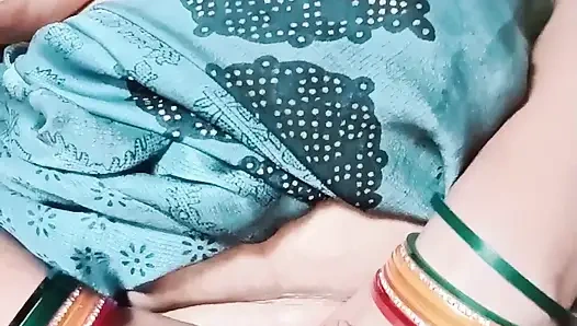 Indische hausfrau, die mehrere Orgasam masturbiert, kommt aus ihrem heißen muschi-wasser und dirtytalk mit Hindi