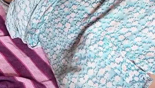 Шри-ланкийская актриса Энн в ванной играет со своей киской и большими натуральными сиськами ночью