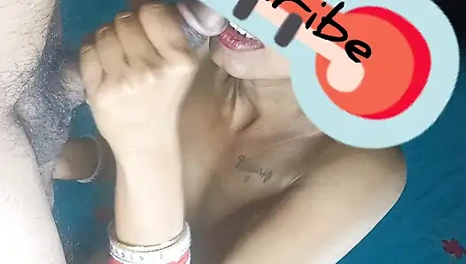 Istri India lagi asik nyepong kontol bosnya sambil bugil sambil menampar pentilnya