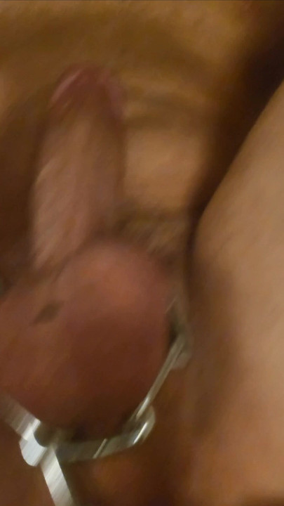 一条链条在她身上的线。链接一个接一个链接，她把它放进她的屁股，快乐地呻吟