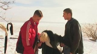 Irina con due ragazzi sulla neve