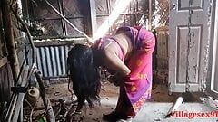 Vesnická manželka šuká venku zezadu (oficiální video od Villagesex91)