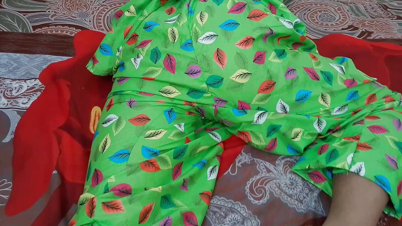 Madrasta fica chocada quando vê seu enteado em seu quarto