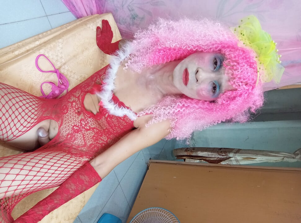 Transgender Le v sexy síťovaných ponožkách porno si hraje s falešnými plechovkami