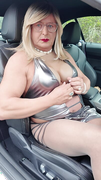 Sexy Crossdresser kellycd2022 para um drive em sexy vestido prateado e meia-calça sem calcinha