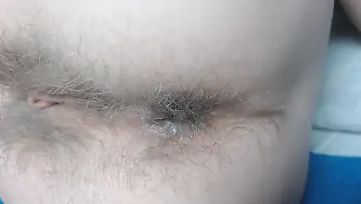Cewek dengan berbulu ini lagi asik masturbasi memeknya - close up
