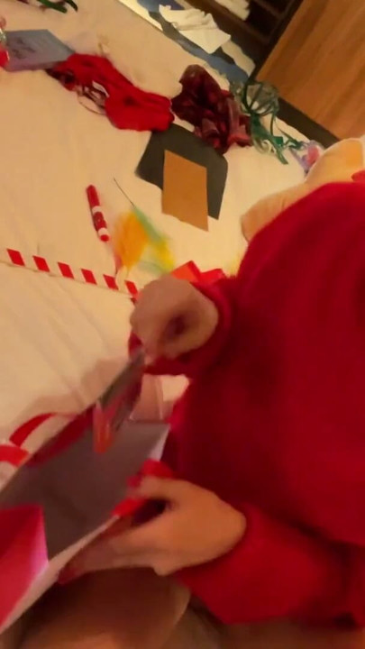 Tiffany Tatum et Leon Lambert parlent de films et elle reçoit une éjaculation de Leon sur une lettre au père Noël pour Noël et le Nouvel An | Clip 1