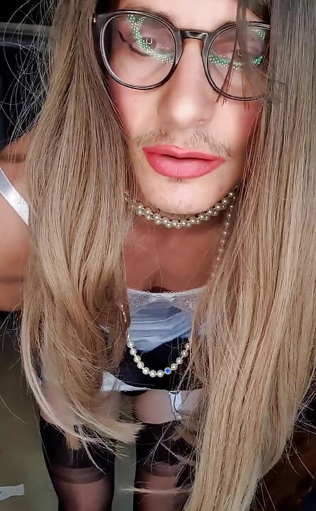 Stăpâna Jessica îmbrăcată într-un corselette alb vintage