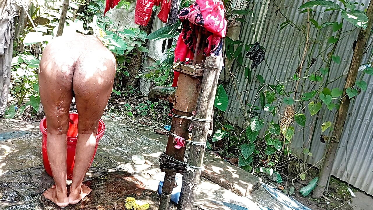 Me follé a mi hermanastra del pueblo afuera mientras se bañaba.