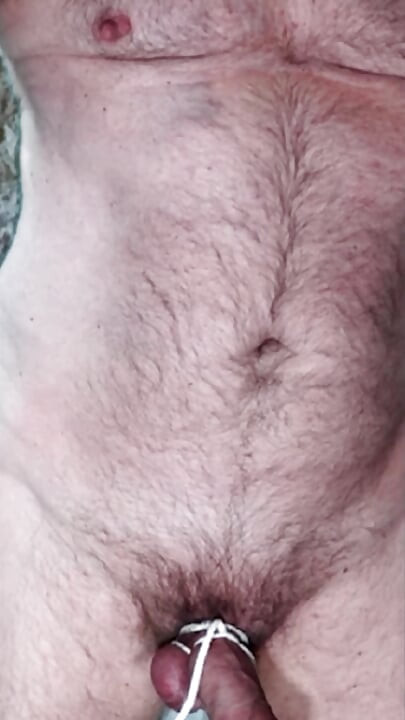 자지와 공을 묶고 따먹히는 털이 무성한 남자