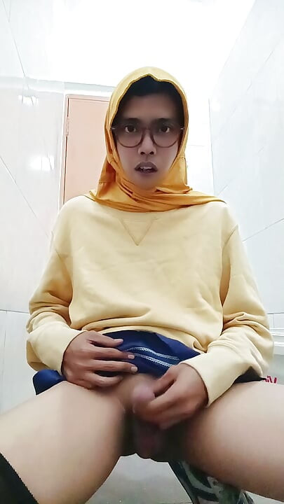 ヒジャブをかぶったアジア系男の娘がオフィスのトイレで公衆オナニー