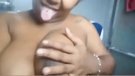 Wanita semok lagi asik mandi