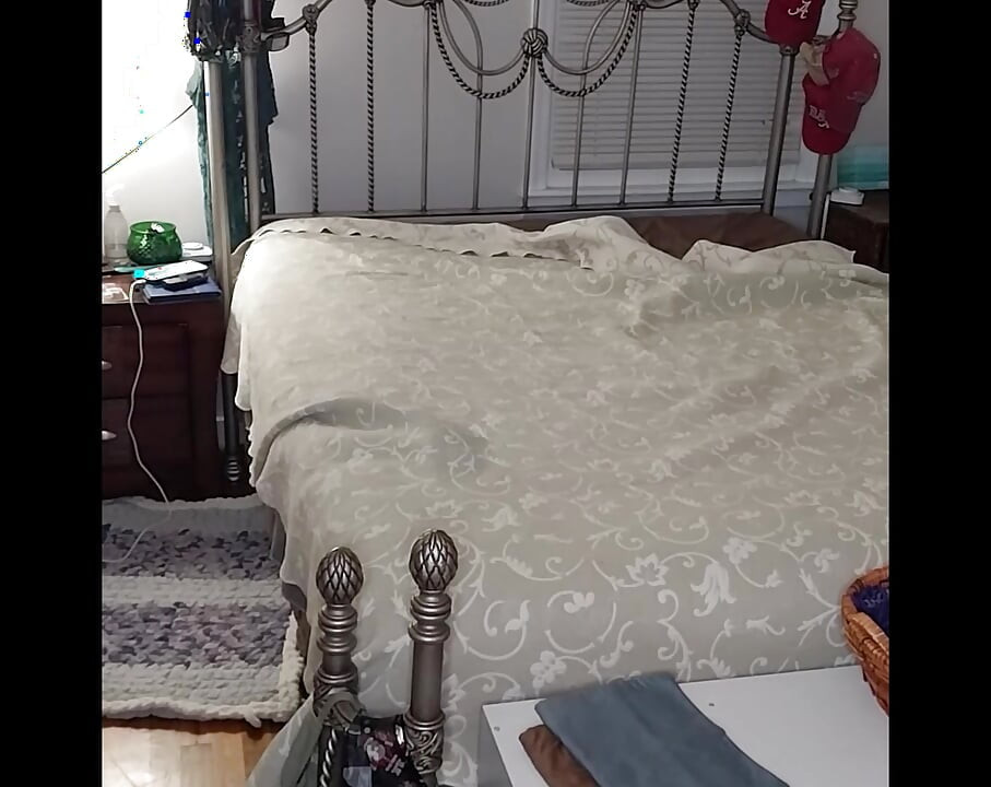 Gorąca milf BBW zmienia prześcieradła na swoim łóżku!