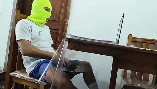 PERVERSE UNTREUE!! STIEFMUTTER LÄSST STIEFSOHN SICH SCHULDIG FÜHLEN, IHN ZU FICKEN, WÄHREND IHR EHEMANN WEG IST