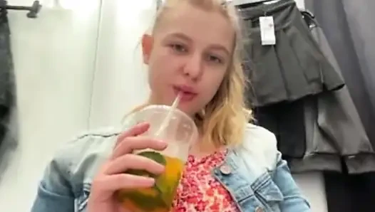 Public orgasm with jucielussie in the fitting room