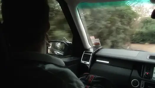 Cewek rambut cokelat yang sensasi dientot sama dua pria