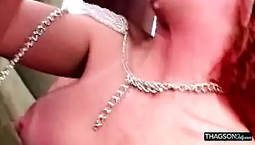 Pantat bahenol cewek seksi ini dientot habis-habisan sampai lubang pantatnya menganga lebar