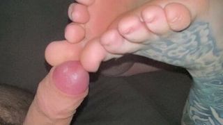 Người dã man gf cho tôi một footjob