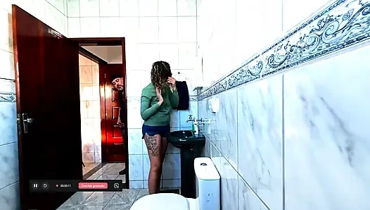 Keponakan tiri lagi sendirian di kamar mandi sambil ngusap memeknya sampai kering.