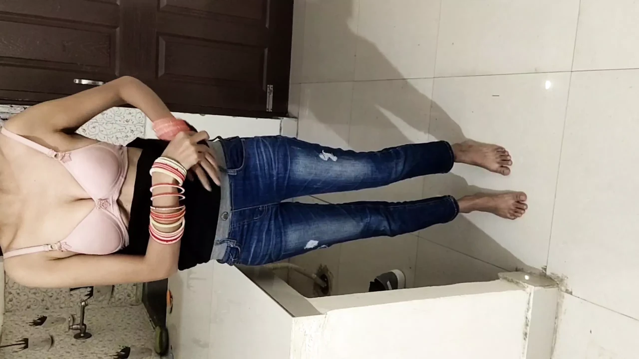 Hot Newly married Punjabi girl aapna jism dekhte hue