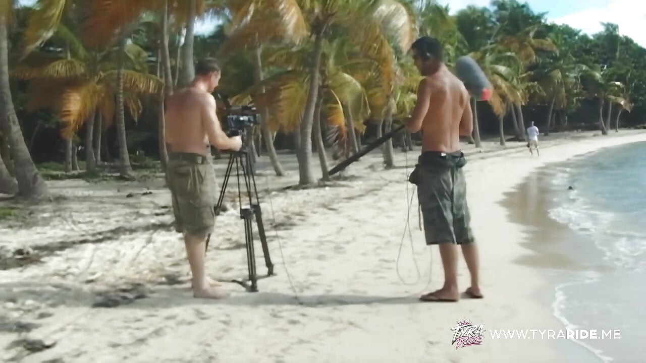 Blonda oferă o muie în aer liber pe stâncă în timpul adult tropical