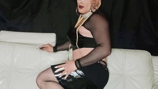 Travestie mature sexy jouit pour vous sur le canape