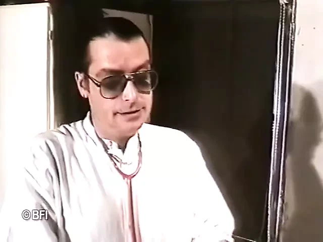 O tipă sexy satisăcută și pedepsită în același timp